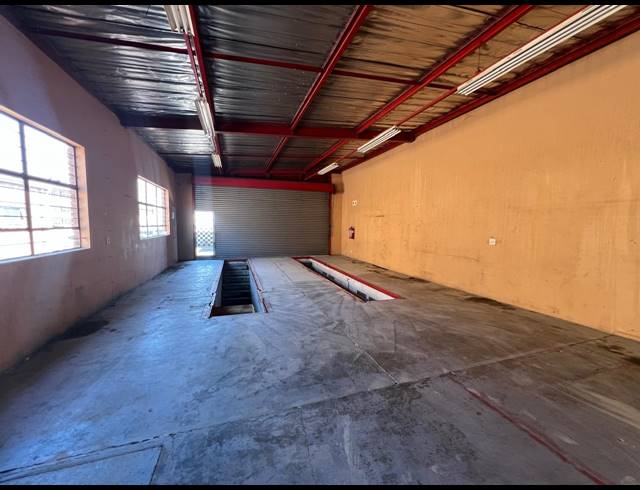 180M² WAREHOUSE TO LET IN FONTAINEBLEAU